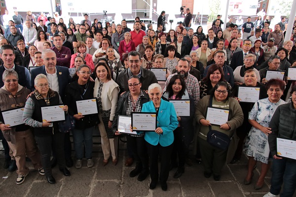 Sedif reconoce a 130 empleados por su trayectoria en Puebla