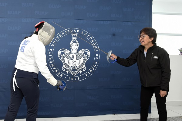 Inaugura la rectora Lilia Cedillo Sala de Armas para esgrima