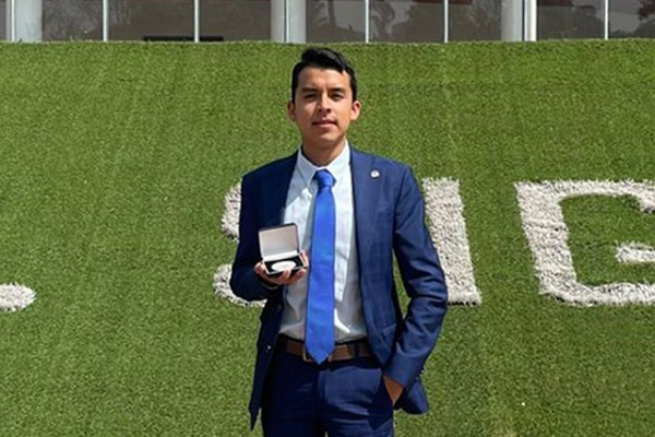 Pasante de medicina gana el Premio a la Excelencia Académica 2024
