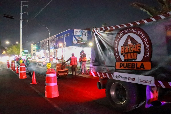 Supervisian trabajos de bacheo nocturno en la ciudad