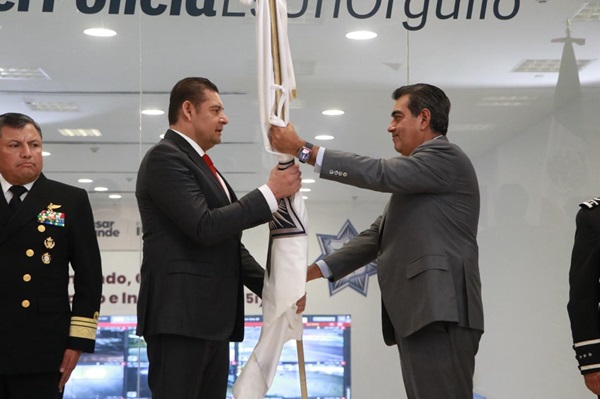 Armenta recibe el estandarte insignia de la SSP de manos del gobernador saliente Sergio Salomón