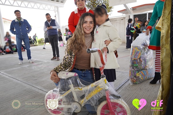 DIF de Texmelucan en colaboración con red Mucpaz, entrega juguetes y ropa a niñas y niños