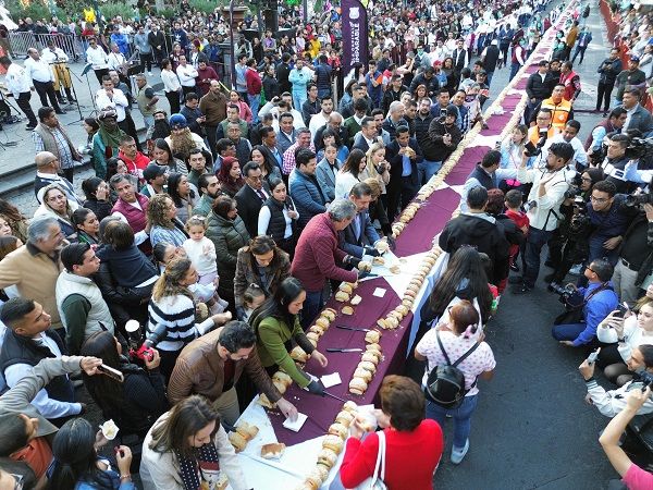 Gobernador y alcalde parten rosca de Reyes en Puebla
