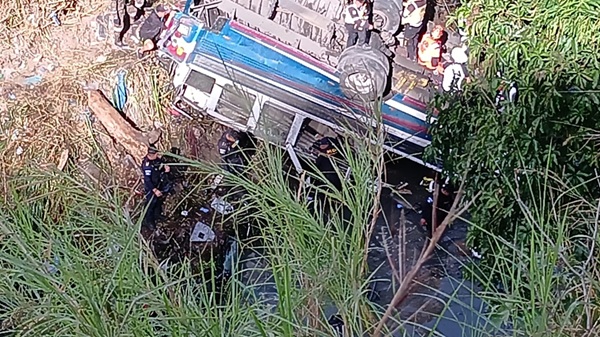 Autobús cae en Guatemala y deja 51 muertos