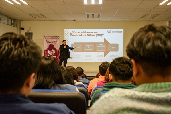 Capacitan a jóvenes de Puebla para empleo formal