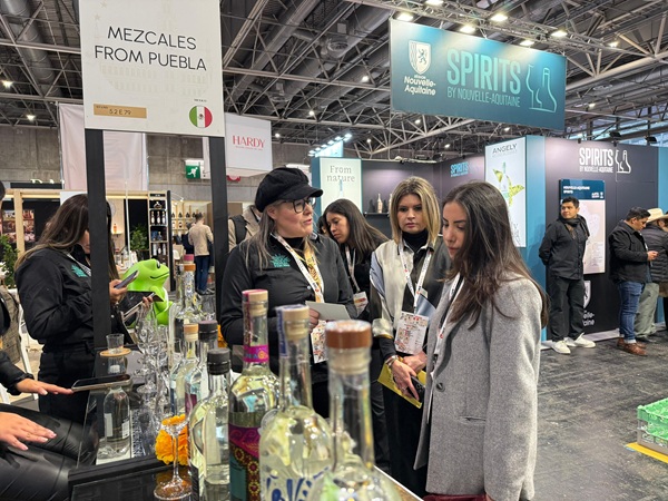 Promueven el mezcal poblano en el “Wine Paris 2025”