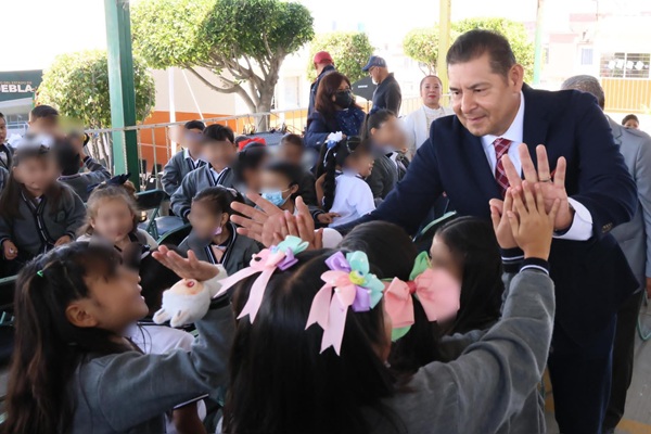 Alejandro Armenta visita su primaria en Puebla