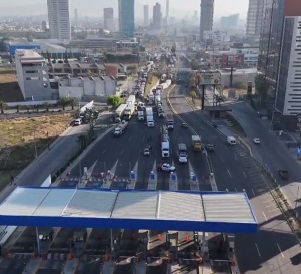 Bloquean las vías Puebla-Atlixco por rapto de menores