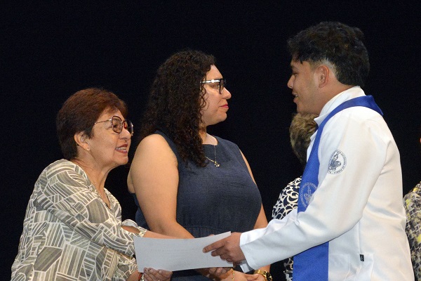 BUAP gradúa 176 nuevos médicos