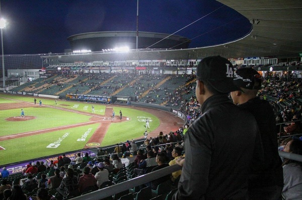 Impulsan deporte con visita al estadio de Pericos