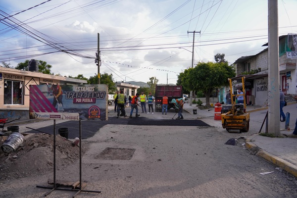 Supervisa Ayuntamiento de Puebla bacheo en Azumiatla