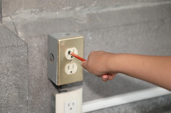 Llaman a prevenir riesgos eléctricos con menores en casa