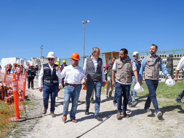 Chedraui recorre la obra del nuevo bachillerato BUAP