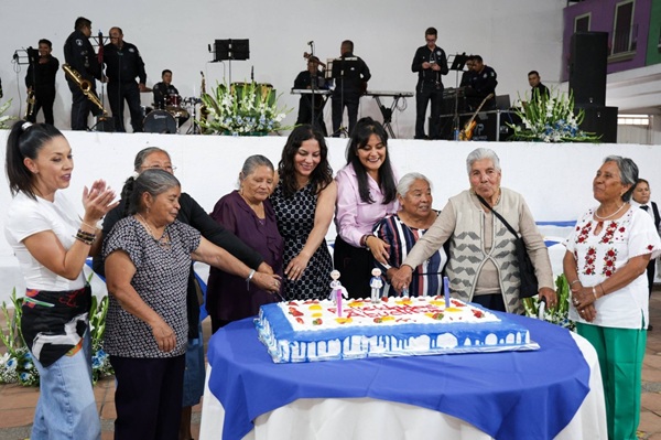 Rinden homenaje a adultos mayores en San Andrés Cholula