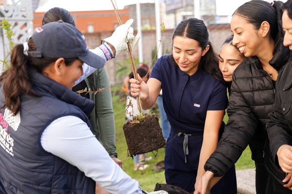 Fomenta Lupita Cuautle reforestación en universitarios