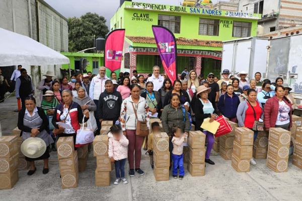 Entrega Pepe Chedraui apoyo alimentario en Azumiatla