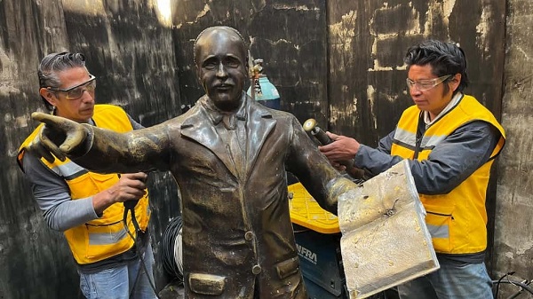 Restauran esculturas en el andador 5 de Mayo