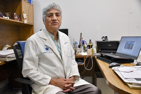 Investigador del ICUAP estudia bacteria capaz de descomponer PET