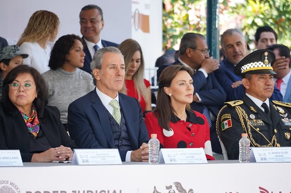 Asisten MariElise y Chedraui al Desfile Cívico-Militar