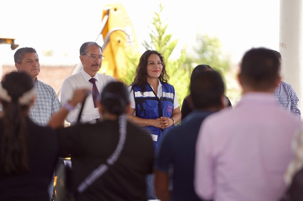 Construye Lupita Cuautle dos aulas didácticas en Cacalotepec