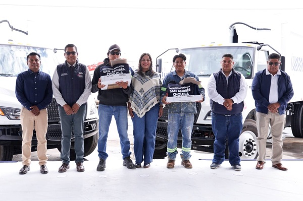 Entrega Lupita Cuautle camiones para mejorar recolección de desechos