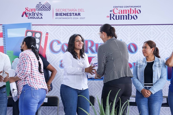 Entrega Lupita Cuautle útiles escolares gratuitos en Cacalotepec