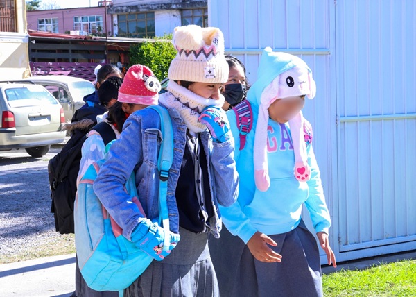 Implementan horario de invierno en escuelas