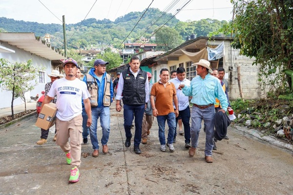 Atiende Armenta daños por inundación en Chicontla