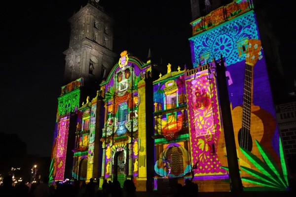 Inauguran videomapping conmemorativo al Día de Muertos