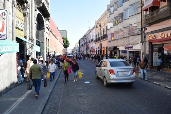 Registran alta afluencia de poblanos y turistas en el Centro