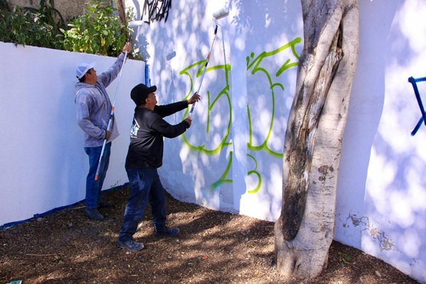 Realiza jornada de pintura en la cancha de usos múltiples La María