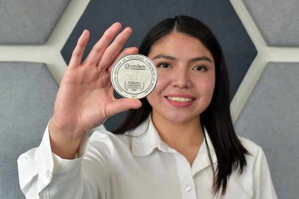 Obtiene pasante de la BUAP Premio a la Excelencia Académica