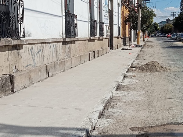 Dan mantenimiento a las banquetas del Centro Histórico
