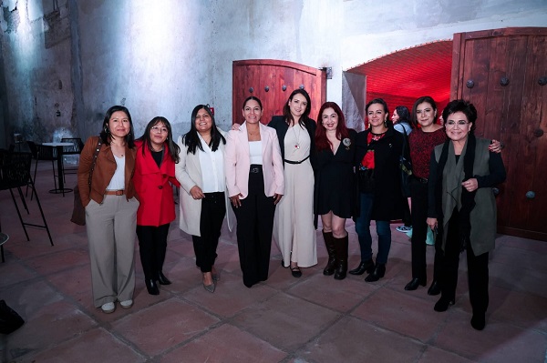 Lupita Cuautle se reúne con medios en Cholula