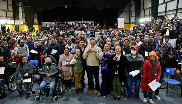 Entrega Alejandro Armenta tarjetas Bienestar