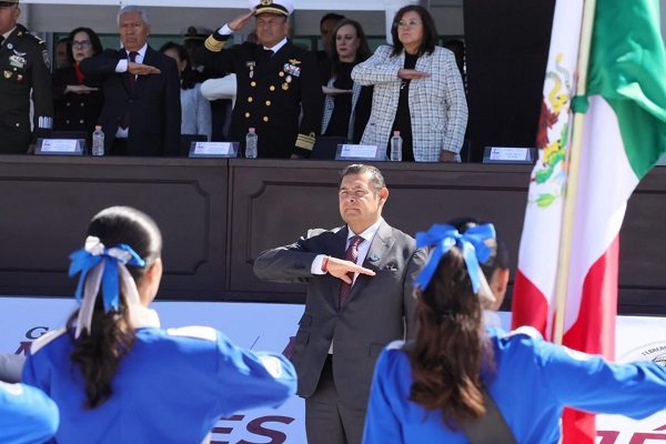 Llama Alejandro Armenta a la unidad en Día de la Bandera