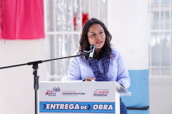 Entrega Lupita Cuautle aula en telesecundaria