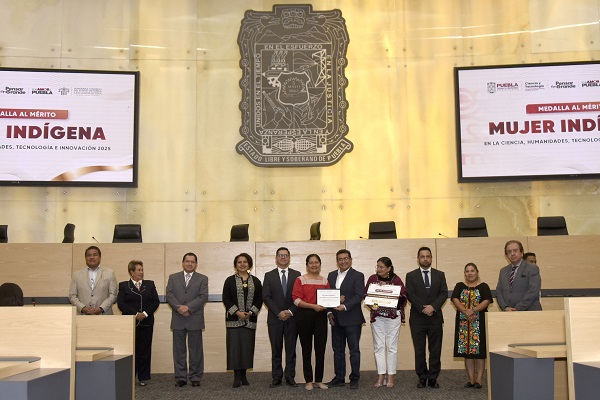 Académica de la BUAP recibe Medalla al Mérito Mujer Indígena