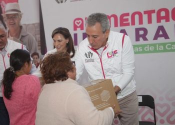 Entregan Pepe Chedraui y MariElise Budib despensas en La Margarita