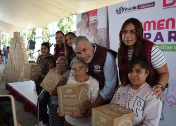 Entrega Puebla despensas en Bosques de San Sebastián