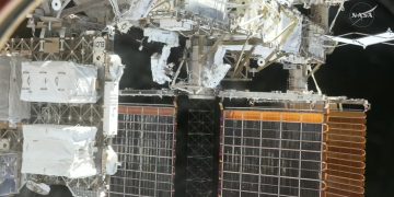 Realizan caminatas espaciales en la EEI