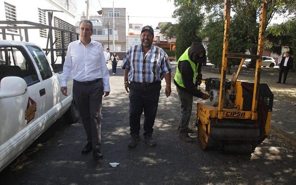 Supervisa Pepe Chedraui cuadrillas de bacheo en El Carmen