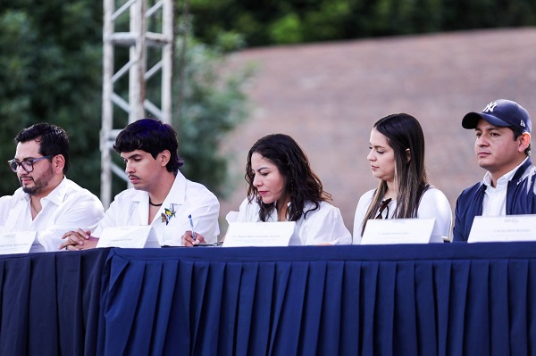 Firma Cuautle alianza con Izamal y Honduras