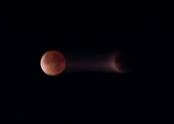 Tiñe eclipse total la Luna de rojo