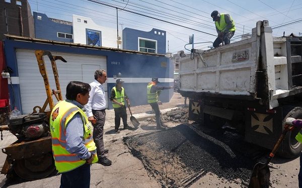 Supervisa Pepe Chedraui campaña de bacheo en San José Mayorazgo