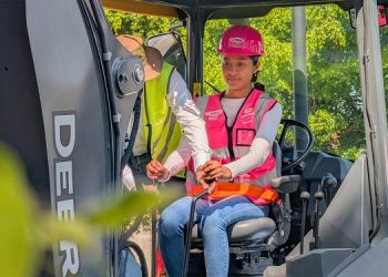 Capacita CMIC a mujeres en maquinaria pesada