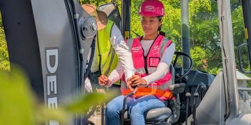 Capacita CMIC a mujeres en maquinaria pesada