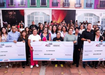 Lupita Cuautle entrega apoyos económicos a planteles educativos