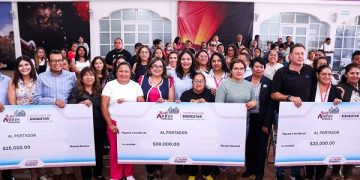 Lupita Cuautle entrega apoyos económicos a planteles educativos