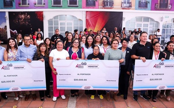 Lupita Cuautle entrega apoyos económicos a planteles educativos